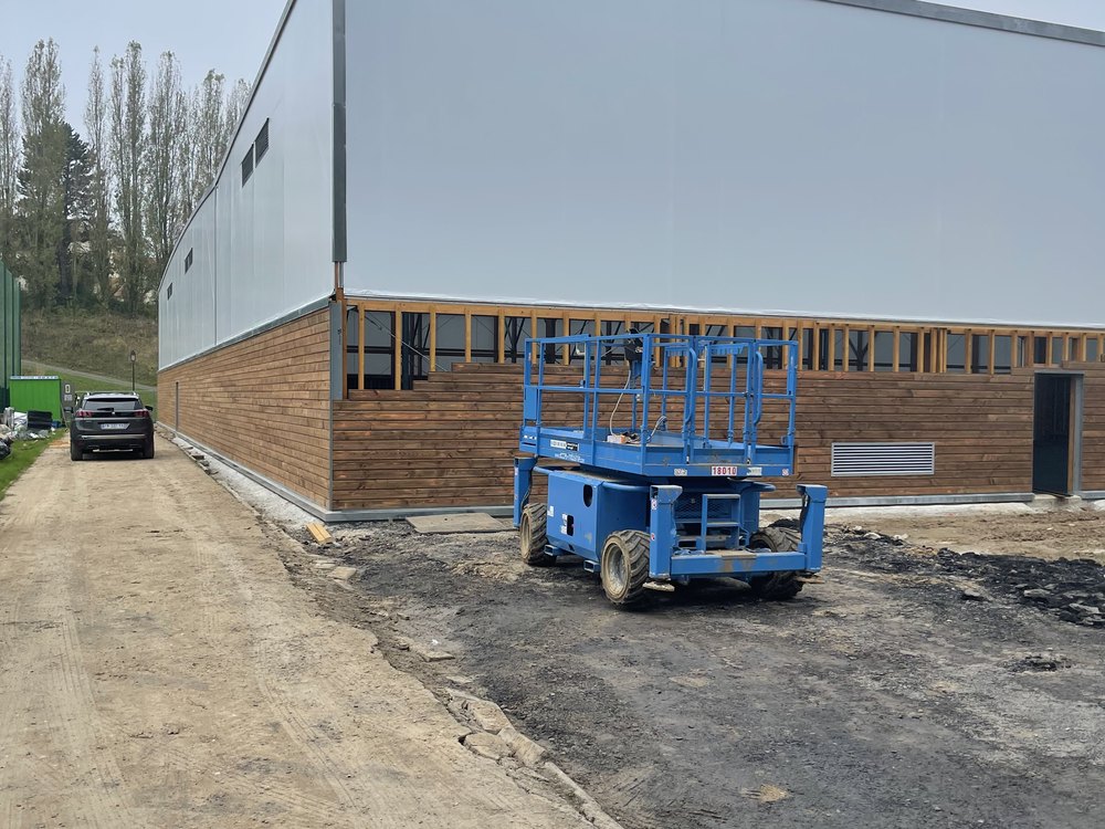 Bâtiment de grande portée en ossature bois et bardage, chantier BATINONYA