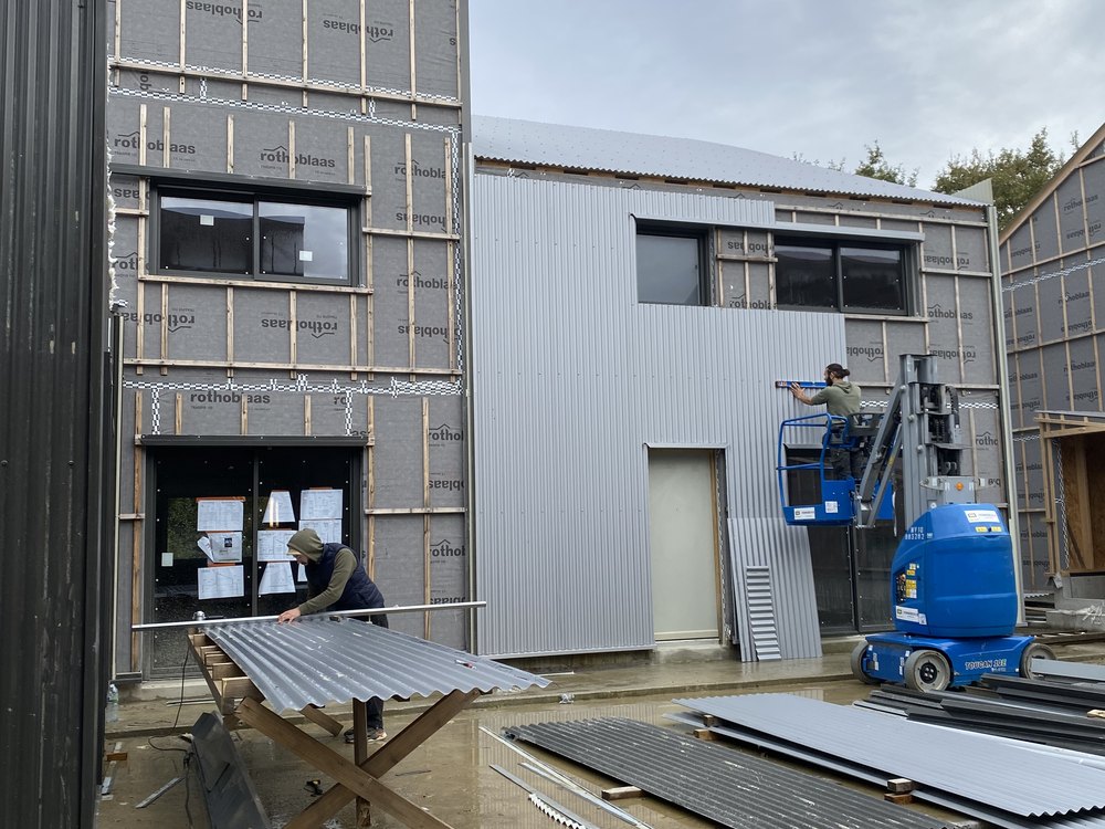 Pose de menuiseries extérieures et de bardage sur une façade en ossature bois